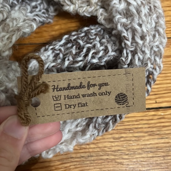 Handmade loop scarf - Picture 3 of 7